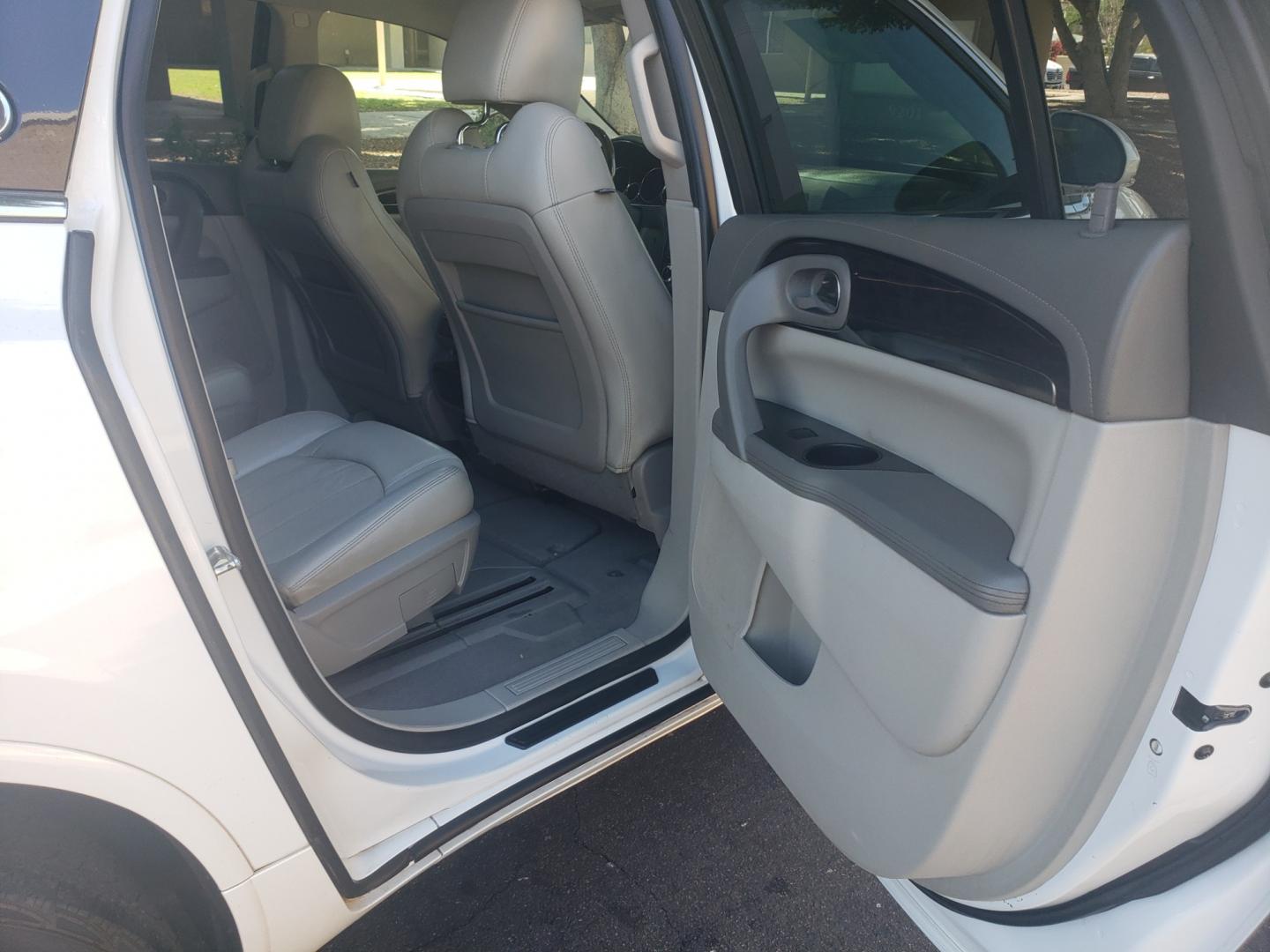 2017 WHITE /gray Buick Enclave (5GAKRBKD3HJ) with an 3.6L V6 DOHC 24V engine, 6-Speed Automatic transmission, located at 323 E Dunlap Ave., Phoenix, AZ, 85020, (602) 331-9000, 33.567677, -112.069000 - 2017 Buick Enclave,....... EXCELLENT condition, Ice Cold A/C, Clean Gray interior with Gray leather seats in near perfect condition, 3RD row seating, Rear AC, New brakes, Tune up, Touch screen Stereo/CD Player, Bluetooth, Phone sync, Backuup camera, Satellite compatible, Gorgeous tinted sunroof,This - Photo#15